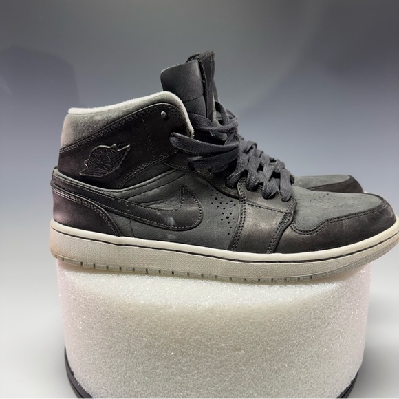 JORDAN 1 MID NOUVEAU 'ANTHRACITE'
Men's Black High-Top Sneakers - Picture 1 of 7